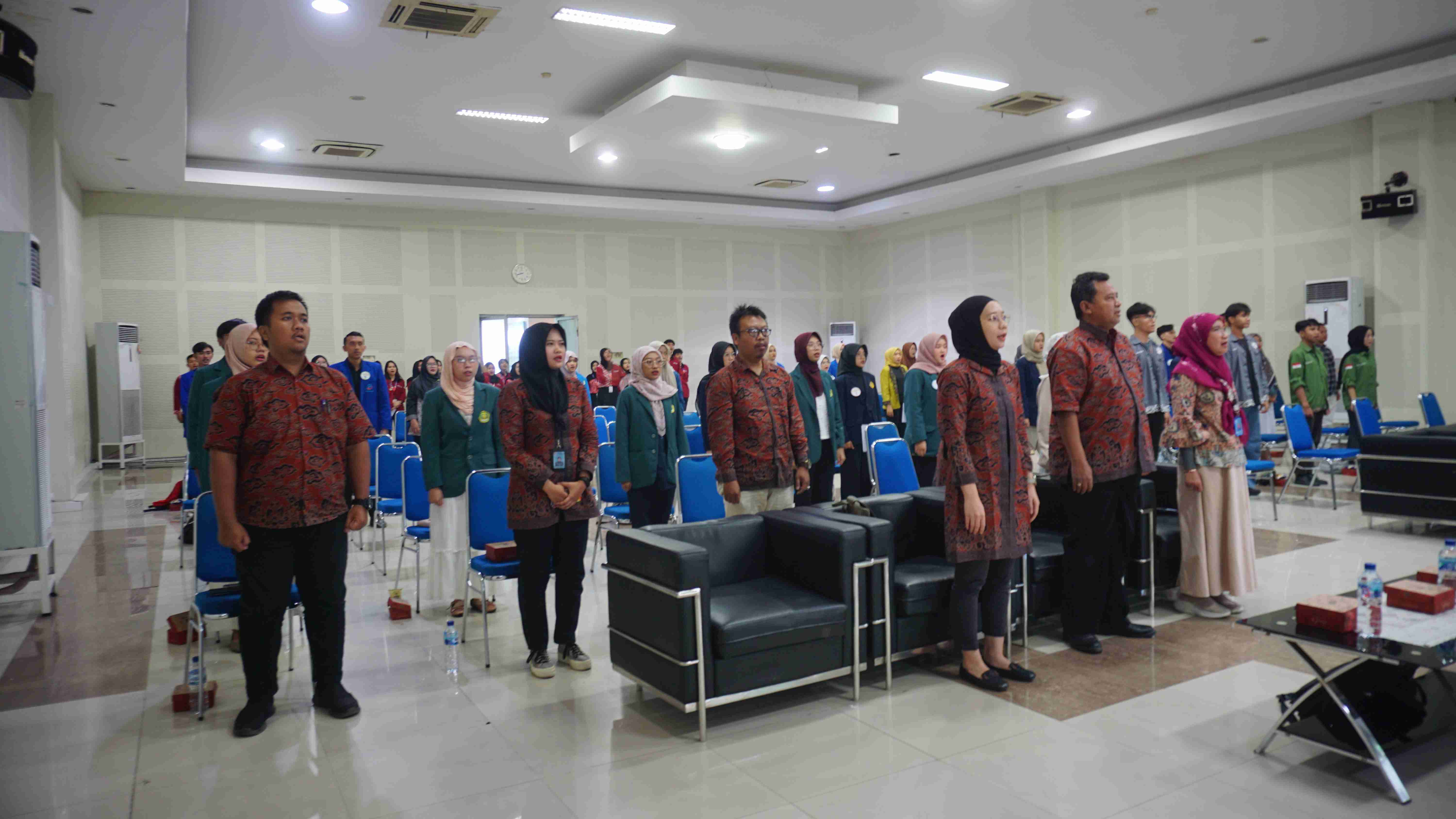 Menyanyikan lagu Indonesia Raya dan Hymne Udinus